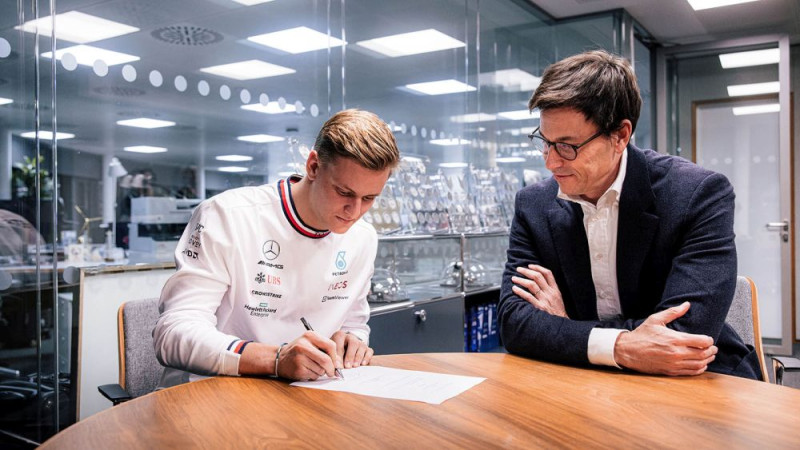 "Mercedes" komanda gatava palīdzēt Šūmaheram atgriezties F1 čempionātā