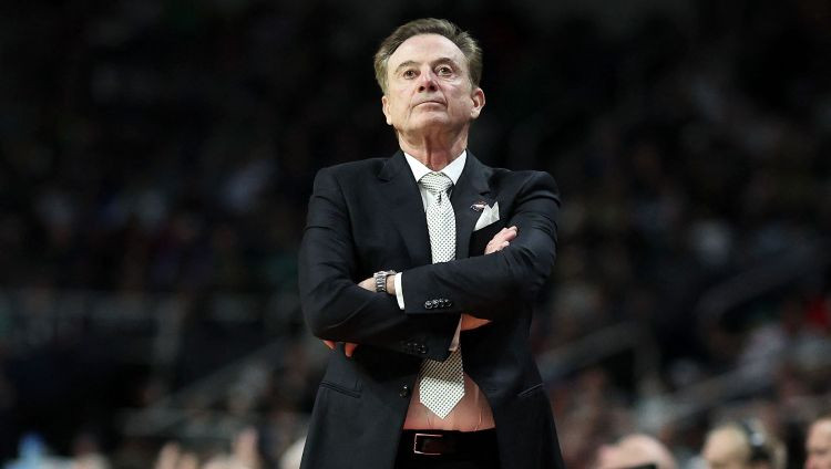 Slavenais treneris Pitino turpinās darbu NCAA