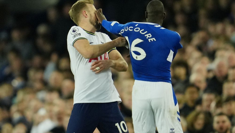 Divu noraidījumu spēlē ''Everton'' un ''Tottenham'' fiksē kaujiniecisku neizšķirtu