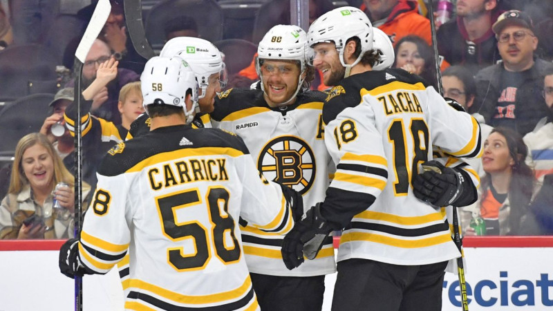 Pastrņākam 3+1, "Bruins" izcīna 63. uzvaru un uzstāda jaunu NHL rekordu