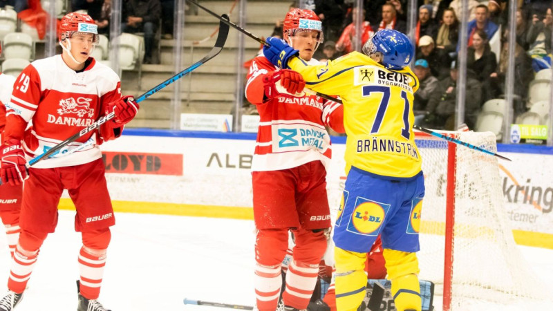 Zviedrijas hokejisti atspēlējas un pārbaudes cīņā pārspēj Dāniju