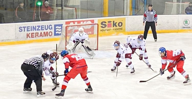 Latvijas U-18 hokeja izlase pārbaudes spēlē piekāpjas Čehijai