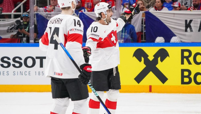 Aizraujošā hokejā Šveice uzvar čehus un turpina uzvaru sēriju PČ