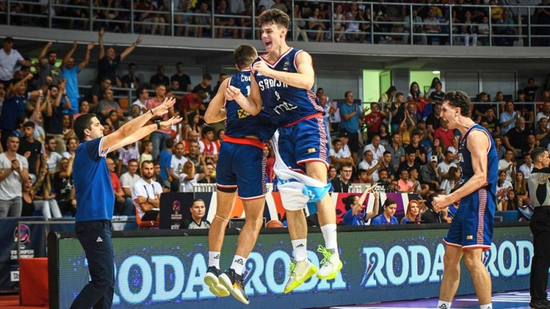 Serbijas U18 basketbolisti aptur Spānijas uzvaru gājienu un mājās triumfē EČ