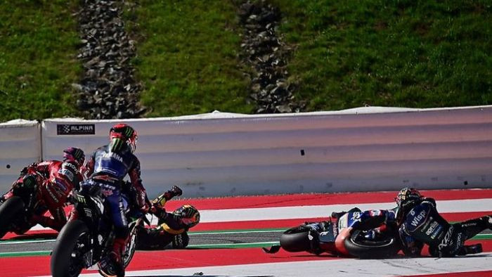 "MotoGP" sprinta sacīkstē startā krīt vairāki braucēji, uzvaru izcīna Banjaja