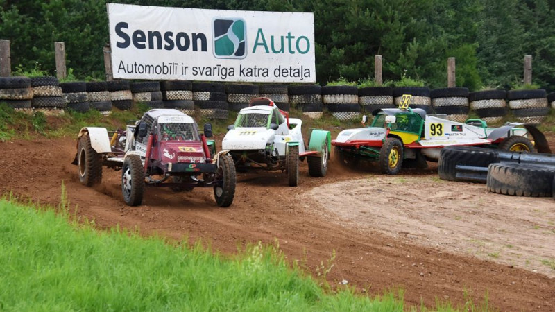 Staško un brāļi Ramati iekaro pjedestālu Smiltenes smago mašīnu autokrosā