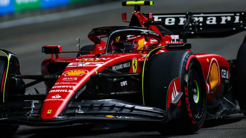 "Ferrari" pilots Sainss uzvar aizraujošajā Singapūras F1 posmā
