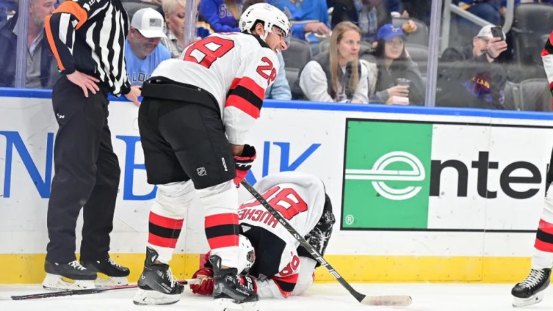 NHL rezultatīvākais spēlētājs Hjūzs traumas dēļ nepabeidz spēli