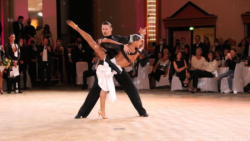 Latvijas pāris iekļūst ceturtdaļfinālā pasaules čempionātā Latīņamerikas dejās