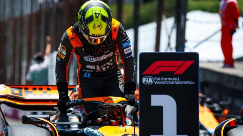 Noriss vēl vairākus gadus turpinās startēt "McLaren" komandā