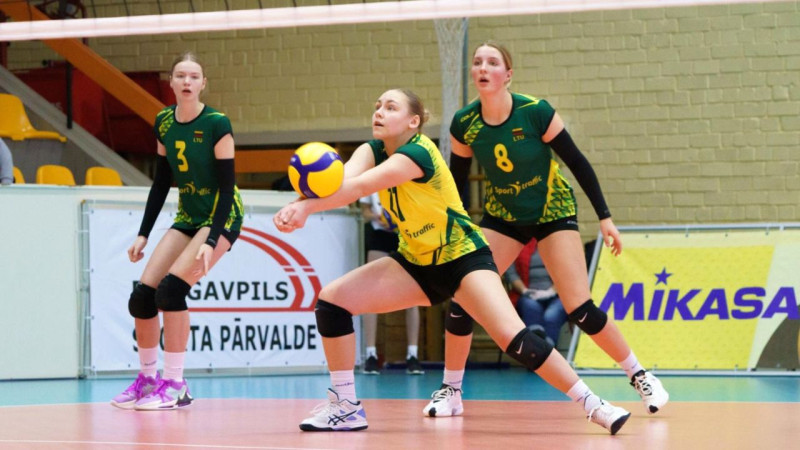 Latvijas jaunās volejbolistes dominē pirmajā setā, taču zaudē Lietuvai