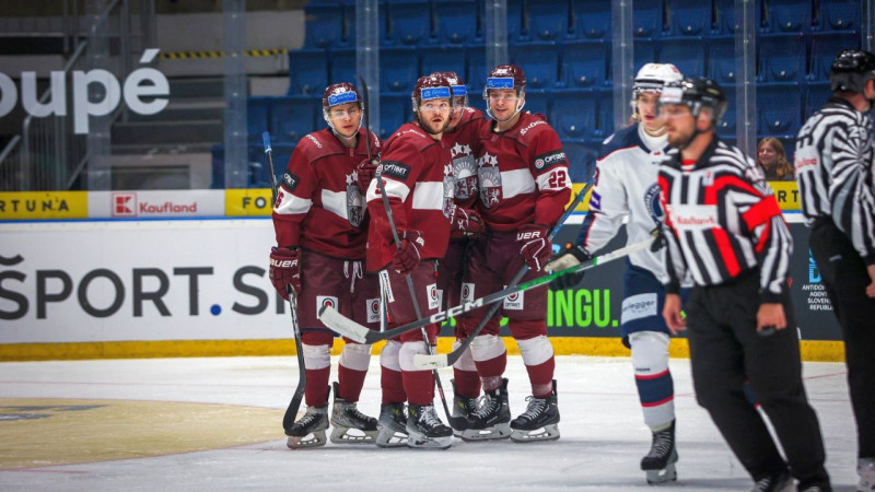 Latvijas hokejisti Bratislavas turnīra izšķirošajā spēlē lūkos sarūgtināt mājiniekus