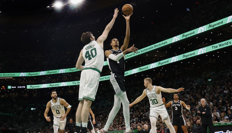 Porziņģis nespēlē, "Celtics" viegli tiek galā ar Vembanjamu un "Spurs"