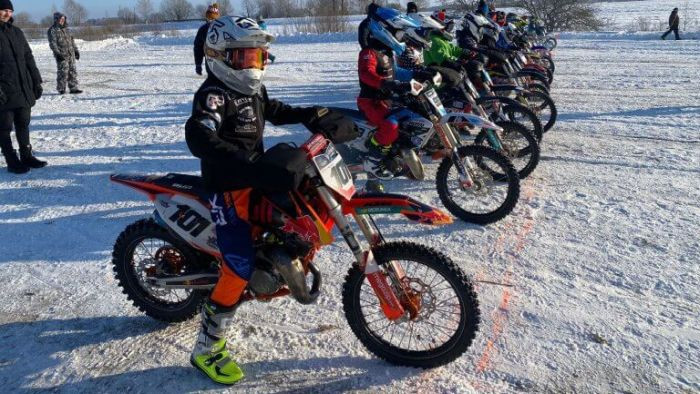Baltinavā Latvijas Junioru čempionātā ziemas motokrosā visātrākie Laguta un Smarods