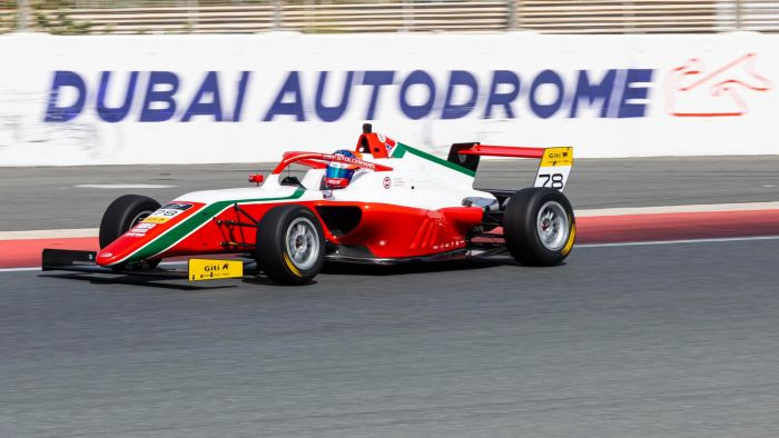 Tomass Štolcermanis aizraujošā cīņā gūst 11. vietu Dubaijas F4 pirmajā braucienā