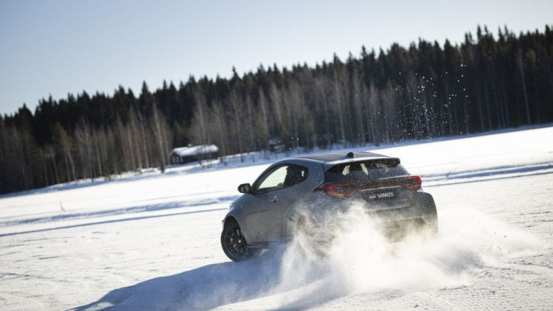 Strokšs tiekas vienā trasē ar WRC zvaigzni Evansu