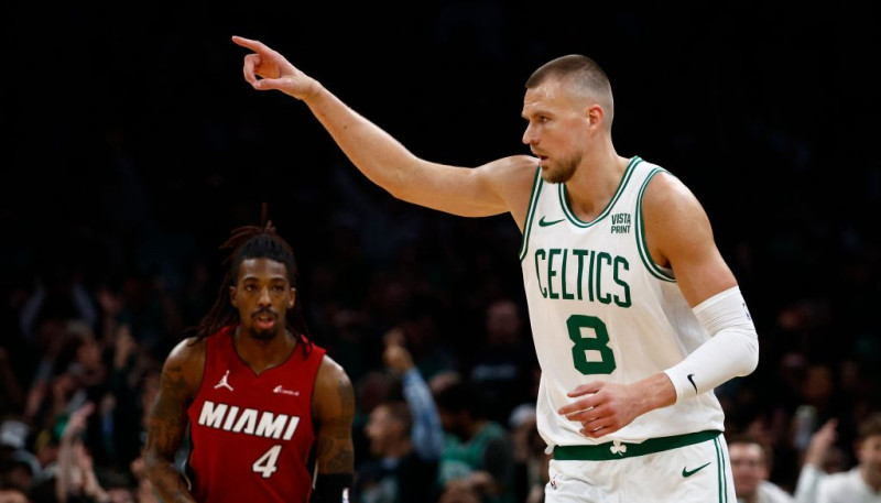 Porziņģis play-off iesāk ar 18 punktiem, "Celtics" mājās pārspēj "Heat"