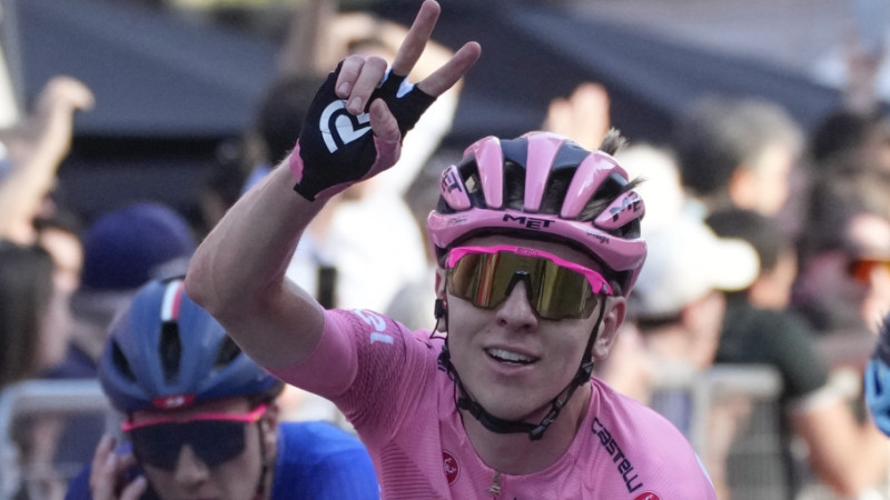 Pogačars droši uzvar "Giro d'Italia" kopvērtējumā