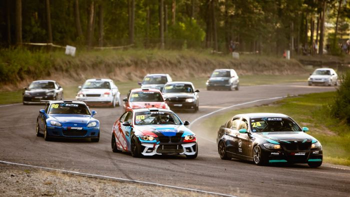 Latvijas autosportisti favorītu pulkā leģendārajā Kauņas autošosejas trasē