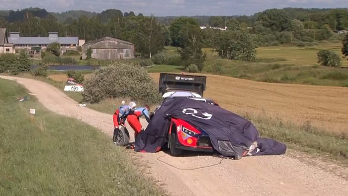 Video: Evanss norauj reklāmas arku, tā uzkrīt Tanaka mašīnai