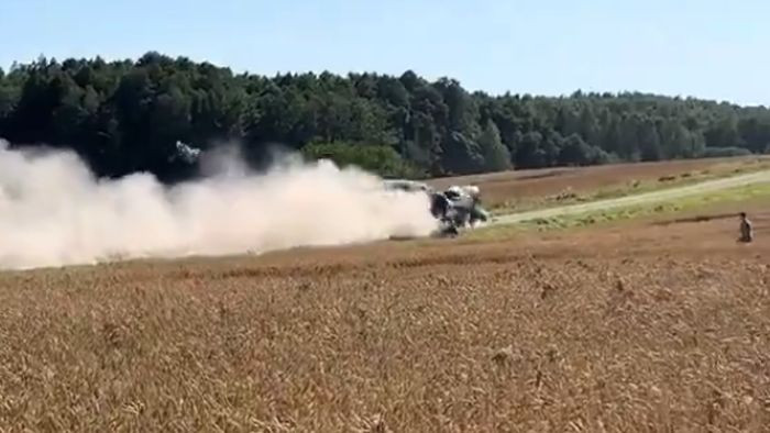 Video: Kā Tanaks uztriecās uz ceļa nokritušajai reklāmas arkai?