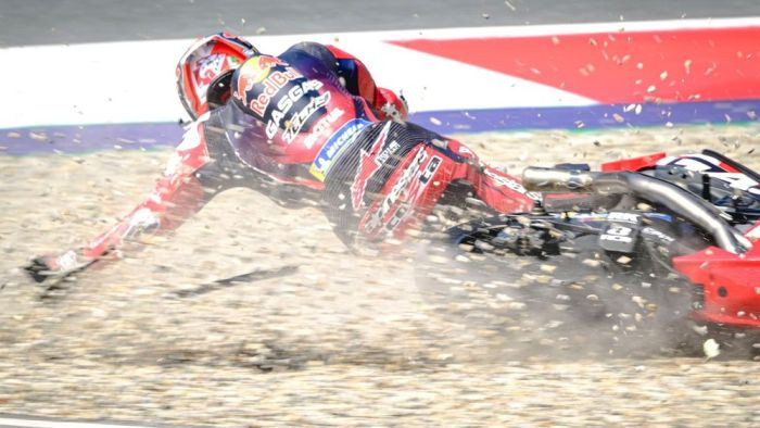 Video: "MotoGP" uzlecošā zvaigzne Akosta treniņā piedzīvo bīstamu kritienu