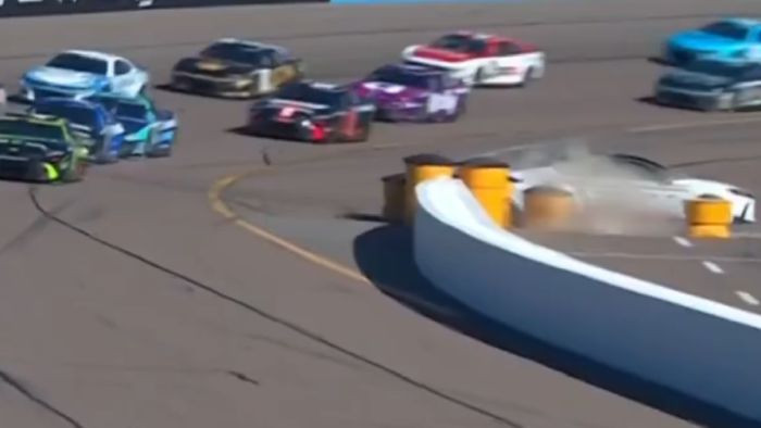 Video: NASCAR sacensībās avarē drošības mašīna