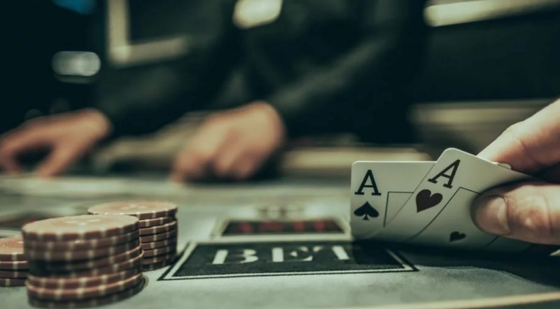 Blefošanas psiholoģija: kā lasīt pretiniekus tiešsaistes pokerā