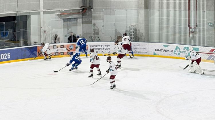 Latvijas U18 hokejisti zaudē rezultatīvā pārbaudes spēlē Slovākijā