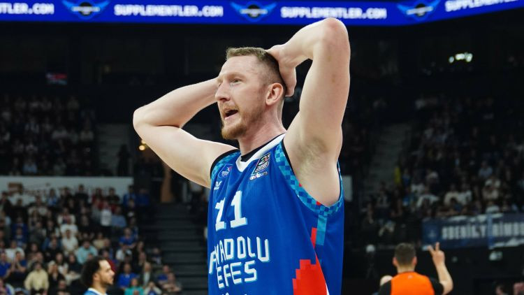 Šmitam produktīva spēle pret savu iepriekšējo klubu, "Efes" garantē 1/4 finālu