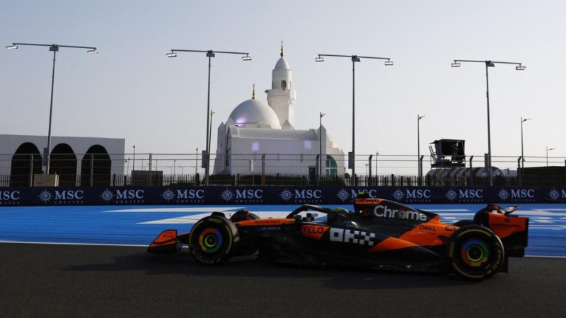 "McLaren" piloti ar lielu pārsvaru ātrākie trešajā F1 treniņā