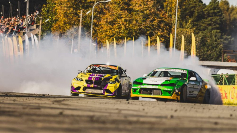 Šonedēļ Biķernieku trasē iespaidīgā Latvijas drifta sezonas atklāšana ar 130 dalībniekiem no piecām valstīm