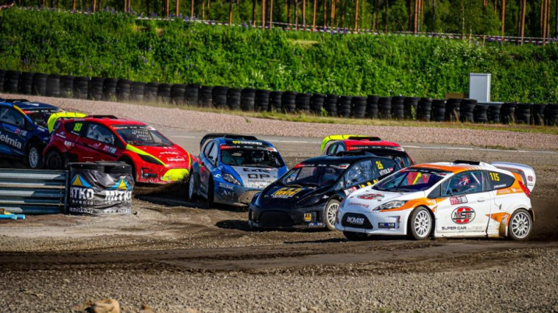 Roberta Vītola cerības uz "RallyX" pjedestālu iznīcina plīsusi riepa