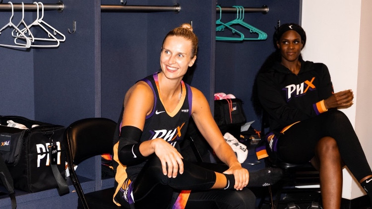 Laksai trīs tālmetieni un turpinās WNBA uzvaru gājiens