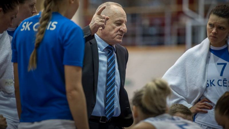 Armandu Krauliņu godina ar āra basketbola laukumu Kandavā