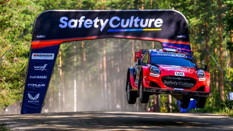 Aizsvīdis vējstikls Seskam un Francim maksā divas vietas Somijas rallijā