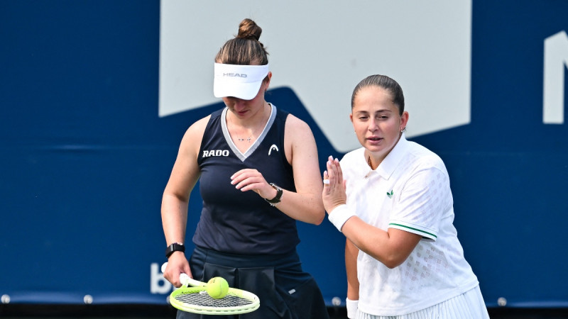 Ostapenko/Krejčīkova triumfē izšķirošajā taibreikā, sasniedzot Sinsinati 1/8 finālu