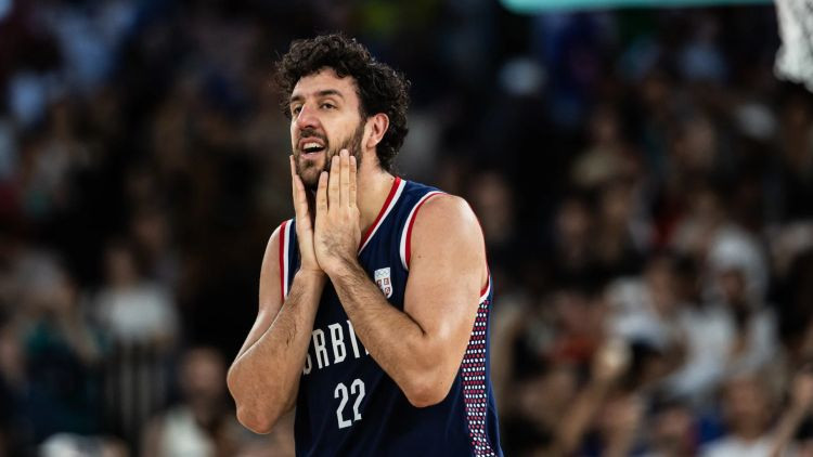 Serbi izvairās no nopietna savainojuma vēl vienam aizsargam