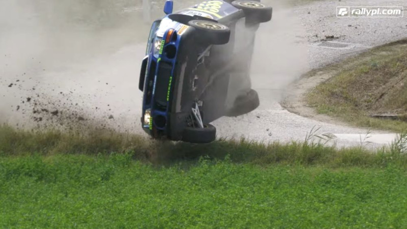 Video: Fjodorovu ekipāžai iespaidīga avārija Sanremo leģendu rallija treniņā