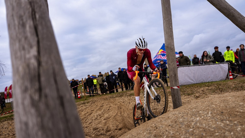 Par Latvijas kausa CX velokrosā ieguvējiem kļuvuši Kaļveršs un Ermane-Marčenko