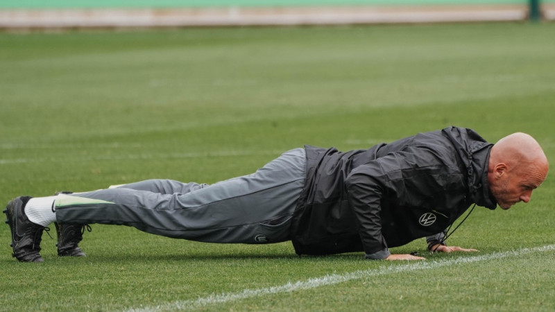 "Wolfsburg" no amata atbrīvo galveno treneri treneri Simonisu