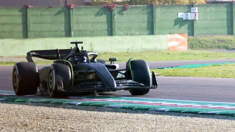 Peress pirmos F1 testus "Cadillac" komandā veic ar "Ferrari" formulu