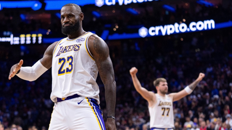 Dončičs atgriežas ar sulīgu triple-double, izšķirošos metienus realizē Lebrons