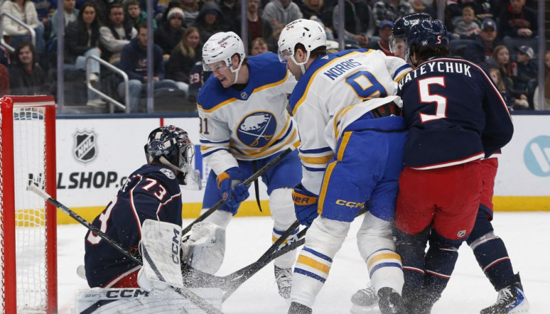 Merzļikins noskatās, kā konkurents Grīvss aptur "Sabres" vēsturisko sēriju