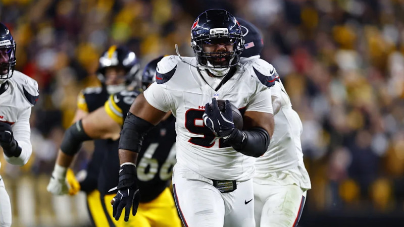 138 kilogramus smagais spēlētājs veic tačdaunu, Hjūstona noslēdz Rodžersa sezonu