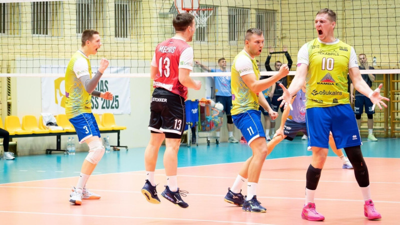 Baltijas līgā vīriem trīs piecu setu kaujas: lūšiem beidzot pirmā uzvara, Pērnava gandrīz pusfinālā