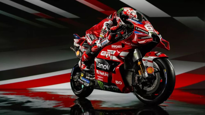 Markess un Banjaja atrāda jauno "Ducati" ar retro stila krāsojumu