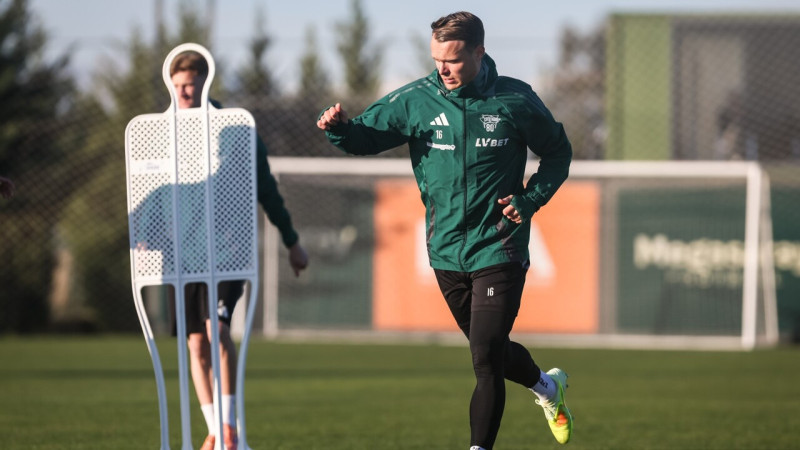 Jaunzems trenējas ar komandu, taču gatavošanās spēlēs nepiedalās