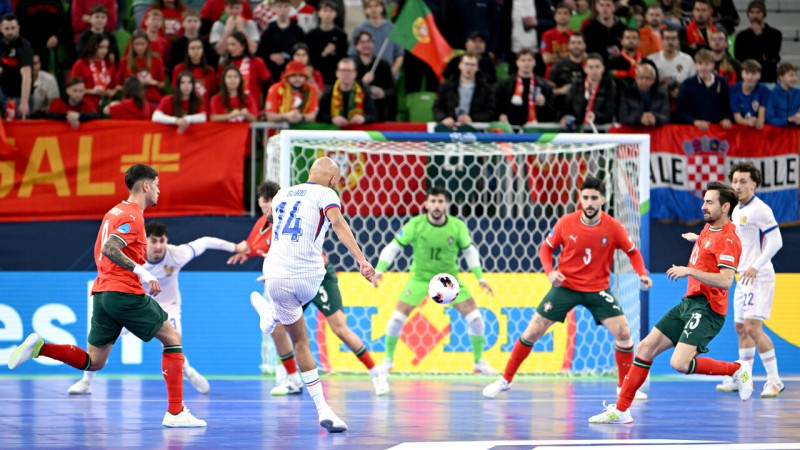 Telpu futbola milži pusfinālā pārvar sīvu pretestību