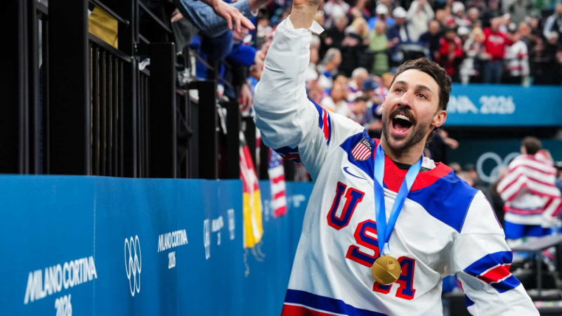 Olimpiskais čempions hokejā pēc medaļu saņemšansas: "Es šovakar pieliešos"